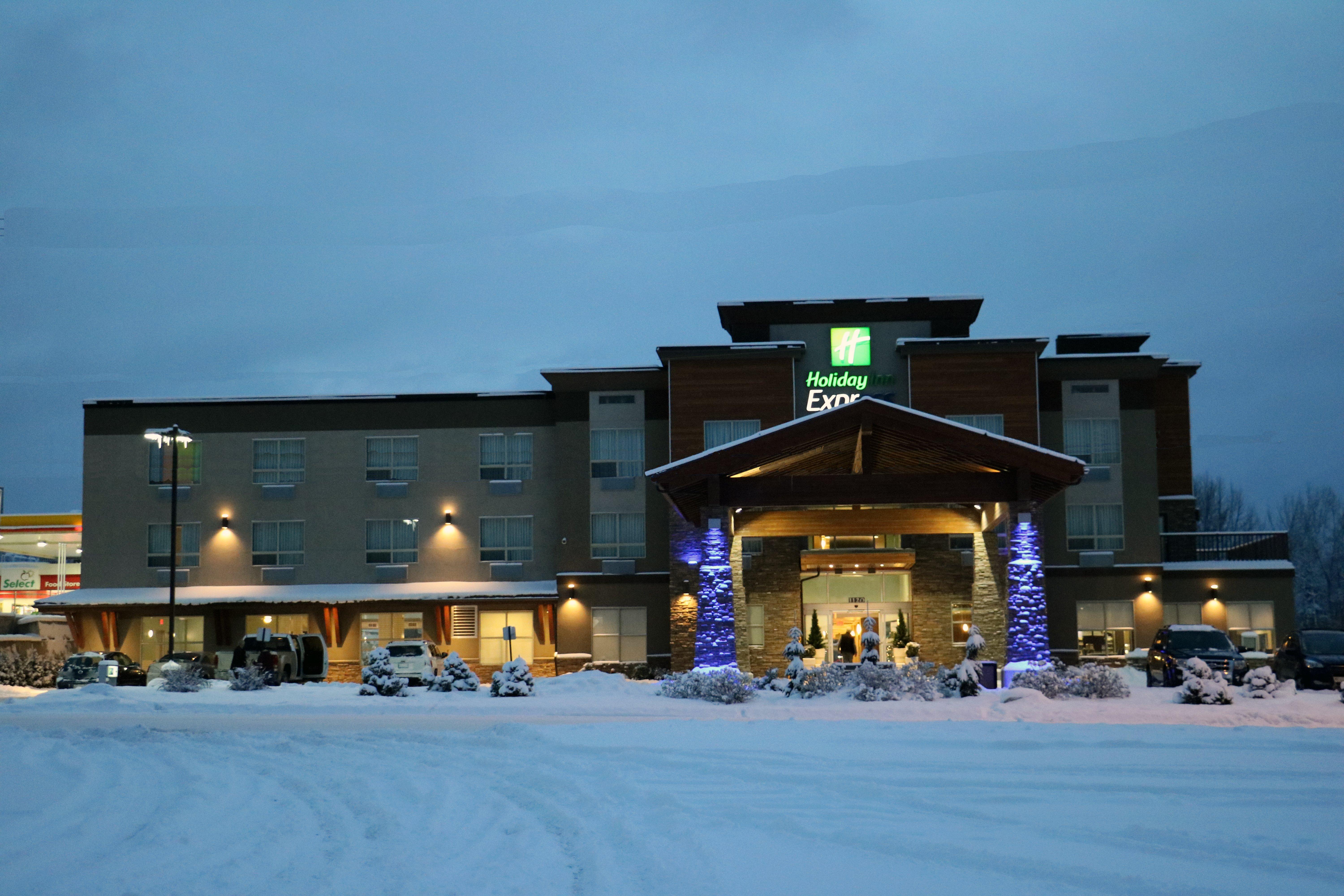 Holiday Inn Express Golden-Kicking Horse By Ihg Exterior foto
