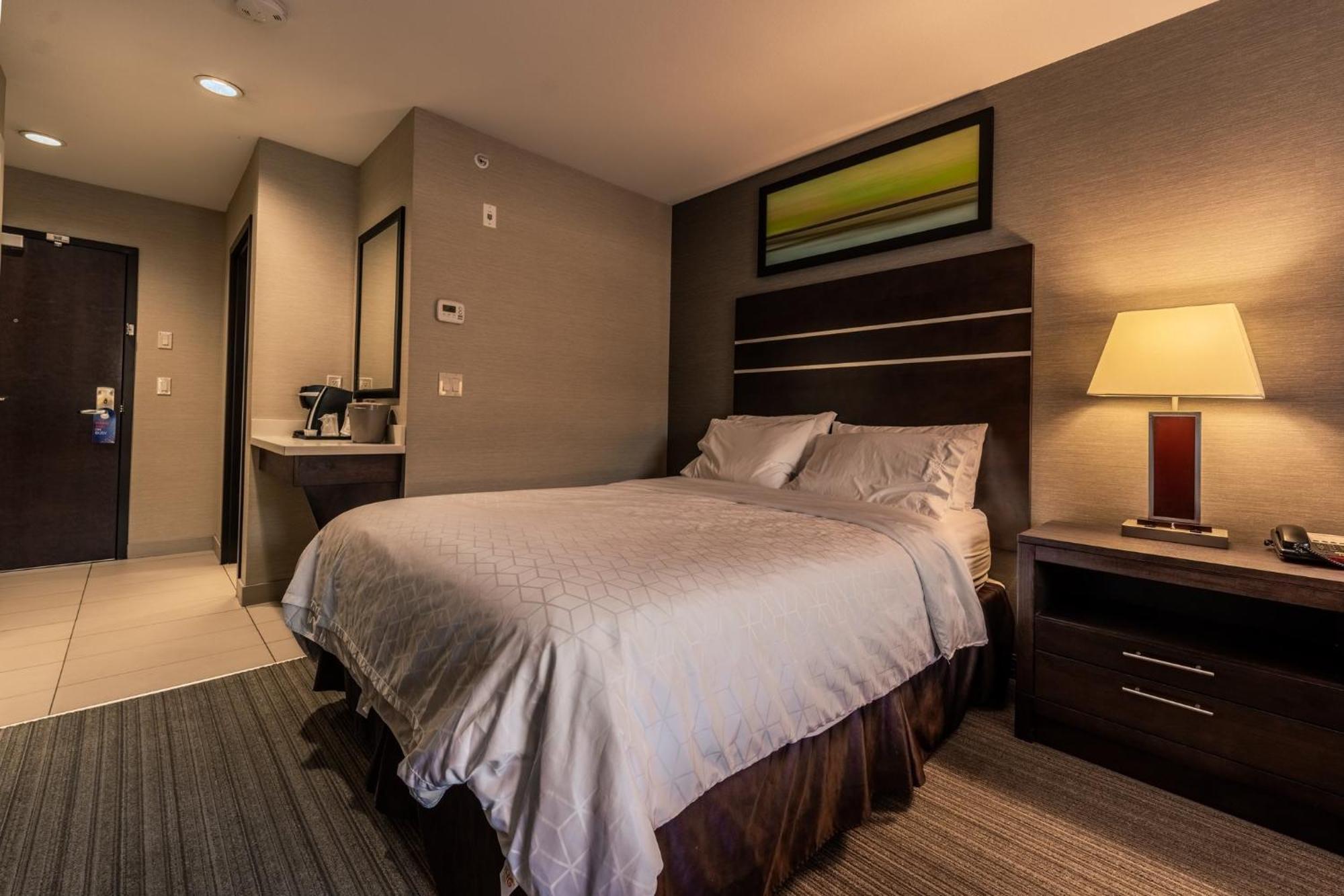 Holiday Inn Express Golden-Kicking Horse By Ihg Exterior foto
